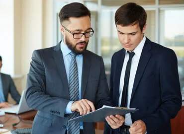 Provides expertise on legal matters and compliance. - 球探